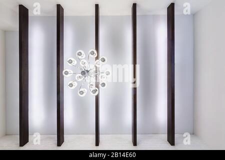 Blick auf die abgehängte Decke mit Halogenstrahlern und Trockenmauerkonstruktion im leeren Raum in Wohnung oder Haus. Stretchdecke weiß und kpl Stockfoto