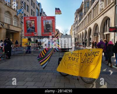 München, Bayern, Deutschland. Februar 2020. "Wir müssen Seiten ergreifen", das auf dem Fahrrad eines Protesters vor dem rechtsextremistischen und neonazischen gemeinsamen Infostand von Pegida München und Karl Richters BIA zu sehen ist. Da Hass und Rassismus in Deutschland eskalieren, fordern die Menschen ein Ende der Permissivität und Passivität, die ihrer Meinung nach zu Radikalisierung und Morden führt. Kredit: Zuma Press, Inc./Alamy Live News Stockfoto