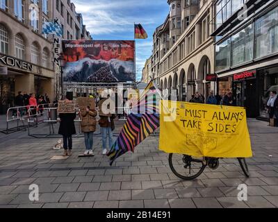 München, Bayern, Deutschland. Februar 2020. "Wir müssen Seiten ergreifen", das auf dem Fahrrad eines Protesters vor dem rechtsextremistischen und neonazischen gemeinsamen Infostand von Pegida München und Karl Richters BIA zu sehen ist. Da Hass und Rassismus in Deutschland eskalieren, fordern die Menschen ein Ende der Permissivität und Passivität, die ihrer Meinung nach zu Radikalisierung und Morden führt. Kredit: Zuma Press, Inc./Alamy Live News Stockfoto