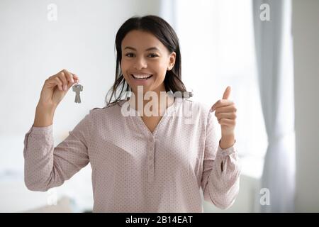 Glückliche Frau Mieter halten Hausschlüssel Stockfoto
