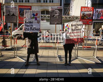 München, Bayern, Deutschland. Februar 2020. Jugendprotester gegen Hass und neonazis demonstrieren gegen die rechtsextremistischen Pegida München- und BIA-Gruppen hinter ihr. Während die Gruppe ihre extremistischen Hintergründe verbirgt, informieren Demonstranten Passanten darüber, wer sie wirklich sind. Da Hass und Rassismus in Deutschland eskalieren, fordern die Menschen ein Ende der Permissivität und Passivität, die ihrer Meinung nach zu Radikalisierung und Morden führt. Kredit: Zuma Press, Inc./Alamy Live News Stockfoto