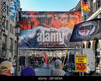 München, Bayern, Deutschland. Februar 2020. Jugendgegner gegen Hass und neonazis demonstrieren gegen die rechtsextremistischen Pegida München- und BIA-Gruppen hinter ihr. Während die Gruppe ihre extremistischen Hintergründe verbirgt, informieren Demonstranten Passanten darüber, wer sie wirklich sind. Da Hass und Rassismus in Deutschland eskalieren, fordern die Menschen ein Ende der Permissivität und Passivität, die ihrer Meinung nach zu Radikalisierung und Morden führt. Kredit: Zuma Press, Inc./Alamy Live News Stockfoto