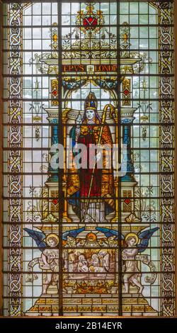 London, GROSSBRITANNIEN - 17. SEPTEMBER 2017: Der St. Thomas Becket der Apostel auf dem versteiteten Glas in der Kirche St. Martin, Ludgate. Stockfoto