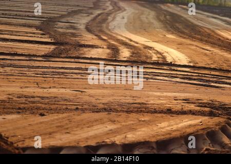 Golden Agriculture Farm bereit für die Aussaat von Samen und wunderschönes Muster und Textur für die Designverwendung. Goldener Sand auf der Farm in indien Stockfoto