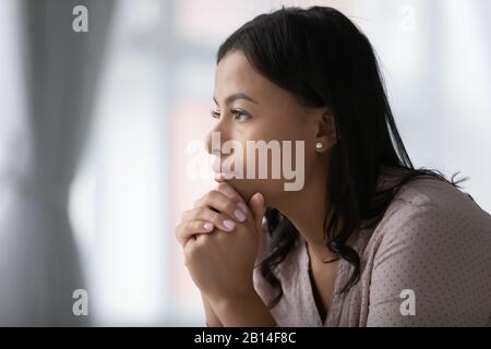 Nachdenklich afrikanische amerikanische Frau im Abstand denken Stockfoto