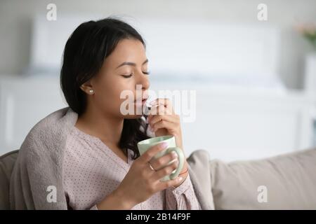 Ungesunde biraziale Frauen fühlen sich krank, wenn sie Pille nehmen Stockfoto