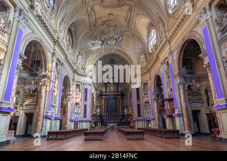 Turin, ITALIEN - 16. MÄRZ 2017: Das Langhaus der Barockkirche San Filippo Neri. Stockfoto