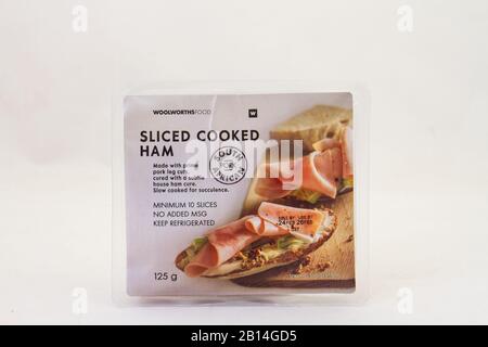 Alberton, Südafrika - eine Packung Woolworths Food geschnittener gekochter Schinken, isoliert auf einem klaren Hintergrundbild im horizontalen Format Stockfoto