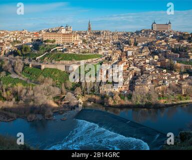 Toledo im Morgenlicht mit dem Schloss Alcazar und der Kathedrale über dem Fluss Tajo. Stockfoto