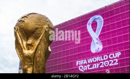 4. September 2019, Moskau, Russland. Kopie der wm-pokal auf Hintergrund Logo der FIFA WM 2022, die in Katar stattfinden wird, auf einem riesigen scre Stockfoto