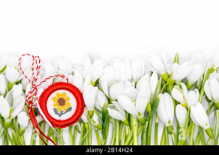 Heikle Schneetropfen, die als Reihen auf weißem Hintergrund angeordnet sind, werden zuerst im märz gefeiert Stockfoto