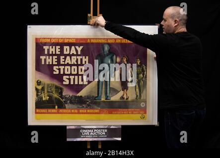 Rep Store-Poster-Berater Mark Hochman passt ein UK Quad-Poster für den Film „The Day The Earth Standing Still“ von 1951 an (Schätzung: 11.000 Â£-13.000 Â£), während einer Vorschau auf die kommende Kinoposterauktion im Prop Store. Stockfoto