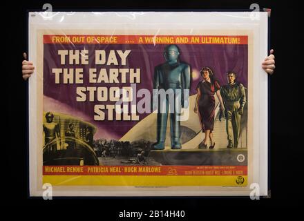 Rep Store-Poster-Berater Mark Hochman hält ein britisches Quad-Poster für den Film „The Day The Earth Standing Still“ (Schätzung: 11.000 Â£-13.000 Â£) aus dem Jahr 1951 während einer Vorschau auf die kommende Kinoposterauktion im Prop Store. Stockfoto