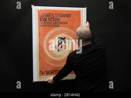 Rep Store-Poster-Berater Mark Hochman sieht sich ein US-Einblatt-Poster für den Film 'Vertigo' aus dem Jahr 1958 (Schätzung: Â£1k - Â£2k) während einer Vorschau auf die kommende Kinoposterauktion des Prop Store an. Stockfoto