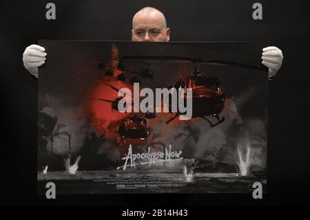 Der Prop Store Poster-Berater Mark Hochman hat sich am MONTAG, DEN 24. FEBRUAR, einen Mondo Poster aus dem Jahr 2015 für den Film "Apocalypse Now" aus dem Jahr 1979 (Schätzung £300- £500) während einer Vorschau für die bevorstehende Kinoposter-Auktion des Prop Store anzusehen. Stockfoto