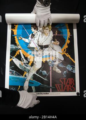 Rep Store-Poster-Berater Mark Hochman rollt ein spezielles Einblatt-Poster aus dem Jahr 1976 für den Film „Star Wars: A New Hope“ aus dem Jahr 1977 (Schätzung: Â£1k - Â£2k) während einer Vorschau auf die kommende Kinoposterauktion im Prop Store auf. Stockfoto