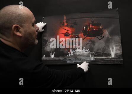 Rep Store-Poster-Berater Mark Hochman betrachtet ein Mondo-Poster aus dem Jahr 2015 für den Film 'Apocalypse Now' aus dem Jahr 1979 (Schätzung -Â£300 Â£500) während einer Vorschau auf die kommende Kinoposterauktion des Prop Store. Stockfoto