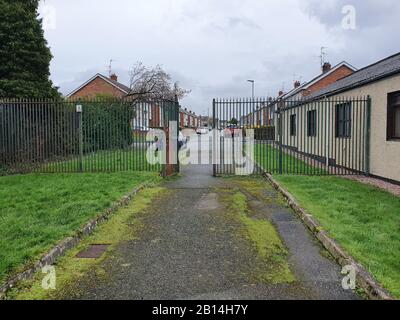 Ein Grenzzaun aus Stahl nach dem Waffenstillstand im Margretta Park in Lurgan, County Armagh, da geplant ist, den Zaun mit den Arbeiten umzuwandeln, die in den Sommermonaten beginnen sollen. Die Struktur stammt aus dem Jahr 1999 und ist eine von Dutzenden verbleibenden Friedenswallstrukturen, die weiterhin für die Trennung der Gemeinden in Nordirland bestehen. Stockfoto