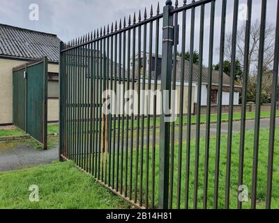 Ein Grenzzaun aus Stahl nach dem Waffenstillstand im Margretta Park in Lurgan, County Armagh, da geplant ist, den Zaun mit den Arbeiten umzuwandeln, die in den Sommermonaten beginnen sollen. Die Struktur stammt aus dem Jahr 1999 und ist eine von Dutzenden verbleibenden Friedenswallstrukturen, die weiterhin für die Trennung der Gemeinden in Nordirland bestehen. Stockfoto