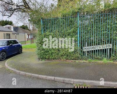 Ein Grenzzaun aus Stahl nach dem Waffenstillstand im Margretta Park in Lurgan, County Armagh, da geplant ist, den Zaun mit den Arbeiten umzuwandeln, die in den Sommermonaten beginnen sollen. Die Struktur stammt aus dem Jahr 1999 und ist eine von Dutzenden verbleibenden Friedenswallstrukturen, die weiterhin für die Trennung der Gemeinden in Nordirland bestehen. Stockfoto