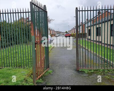 Ein Grenzzaun aus Stahl nach dem Waffenstillstand im Margretta Park in Lurgan, County Armagh, da geplant ist, den Zaun mit den Arbeiten umzuwandeln, die in den Sommermonaten beginnen sollen. Die Struktur stammt aus dem Jahr 1999 und ist eine von Dutzenden verbleibenden Friedenswallstrukturen, die weiterhin für die Trennung der Gemeinden in Nordirland bestehen. Stockfoto