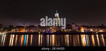 Blick auf die Skyline der Stadt Deventer, Niederlande bei Nacht Stockfoto