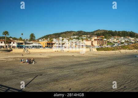 Avila Beach, Kalifornien/USA - 20. Februar 2020 Großer breiter Sandstrand von Avila Beach City, kalifornischer Küste Stockfoto