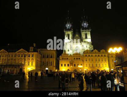 Der Altstädter Ring Staromestske Namesti nachts mit den Türmen der Kirche Tyn. Prag, Tschechien Stockfoto