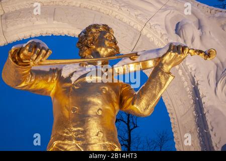Wien, Österreich - Januar 15,2013: Johann Strauss II Bronze-Denkmal aus Wien Stadtpark von Edmund Hellmer aus dem Jahr 1921 in Winter Dämmerung. Stockfoto