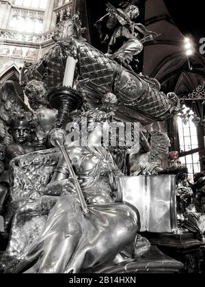 Grab Des Johannes Von Nepomuk In Der Kathedrale Des Heiligen Vitus, Prag, Tschechien Stockfoto