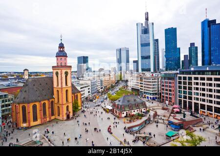 Frankfurt am Main, Blick auf die Skyline der Stadt am Wolkenkratzer des Geschäftsviertels. Stockfoto