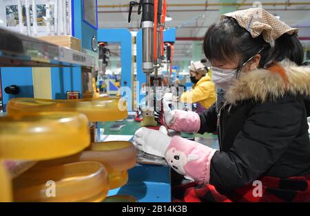 Nanchang, chinesische Provinz Jiangxi. Februar 2020. Arbeiter machen Schuhe in einer Schuhfabrik in der Stadt Xiangtang im Landkreis Nanchang, der ostchinesischen Provinz Jiangxi, 22. Februar 2020. Viele Unternehmen, die sich auf Exporte verlassen, haben die Produktion wieder aufgenommen. Kredit: Peng Zhaozhi/Xinhua/Alamy Live News Stockfoto