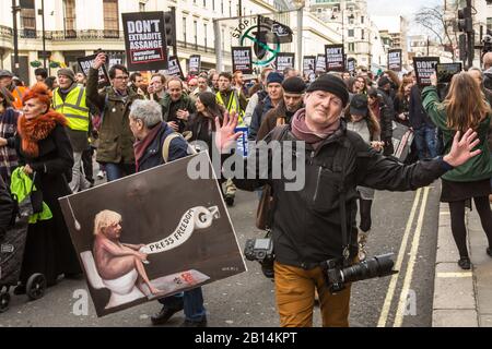 London, Großbritannien. Februar 2020. Die Demonstranten der Pressefreiheit marschierten und hielten dann eine Kundgebung im Zentrum Londons ab, um sich gegen die Auslieferung von Julian Assange in die USA zu wehren. Die Veranstaltung, die von Der Kampagne "Don't Extradite Assange" organisiert wird, findet vor einem am Montag beginnenden Prozess statt, bei dem der Wikileaks-Gründer vor einer lebenslangen Haftstrafe in den USA stehen könnte. Credit: David Rowe/Alamy Live News Stockfoto