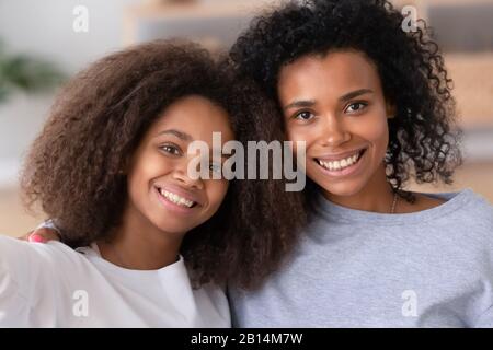 Glückliche Familie afroamerikanische Mutter und Teenagertochter, die selfie mitnimmt Stockfoto