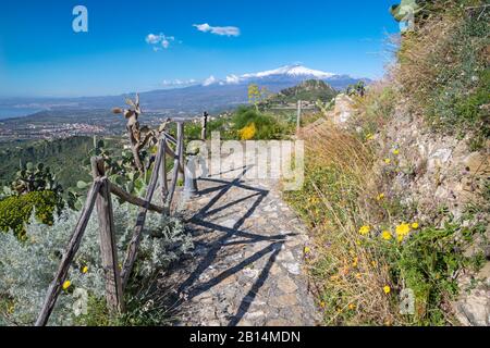 Taormina - der Weg zu den Frühling mediterranen Blumen und der Mt. Vulkan Ätna. Stockfoto