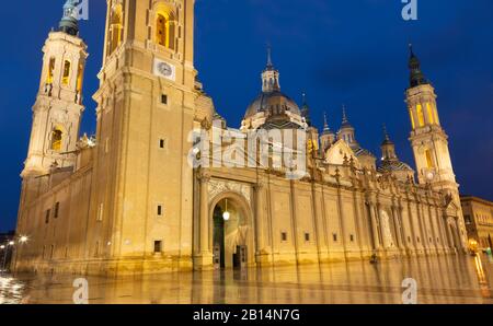 Zaragoza, SPANIEN - 2. MÄRZ 2018: Die Dombasilika del Pilar in der Dämmerung. Stockfoto