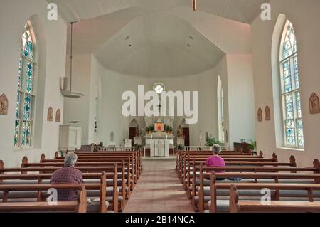 Kirchgänger, die in Der Old St. Mary Church (die alte Kirche), erbaut im Jahre 1863, Fredericksburg, Texas, USA, beten Stockfoto