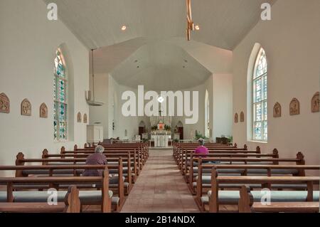 Kirchgänger, die in Der Old St. Mary Church (die alte Kirche), erbaut im Jahre 1863, Fredericksburg, Texas, USA, beten Stockfoto