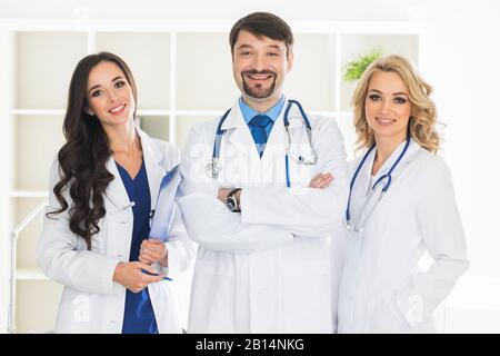 Lächelnde Ärzte mit Stethoskopen im medizinischen Klinikum Stockfoto