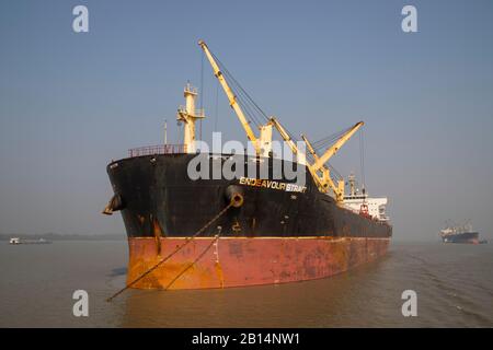 Ausländische Frachtschiffe ankerten am Fluss Poshur nahe dem Mongla Sea Port an. Bagerhat, Bangladesch Stockfoto