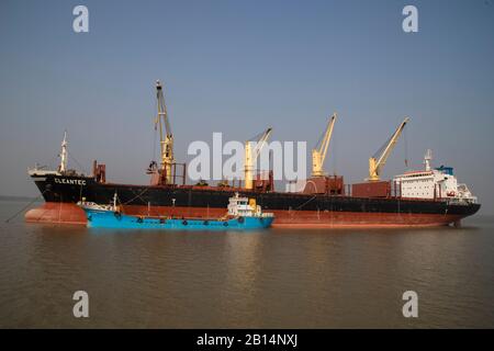 Ausländische Frachtschiffe ankerten am Fluss Poshur nahe dem Mongla Sea Port an. Bagerhat, Bangladesch Stockfoto