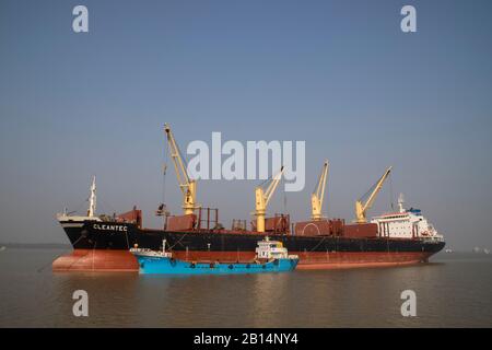 Ausländische Frachtschiffe ankerten am Fluss Poshur nahe dem Mongla Sea Port an. Bagerhat, Bangladesch Stockfoto