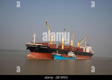 Ausländische Frachtschiffe ankerten am Fluss Poshur nahe dem Mongla Sea Port an. Bagerhat, Bangladesch Stockfoto