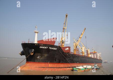 Ausländische Frachtschiffe ankerten am Fluss Poshur nahe dem Mongla Sea Port an. Bagerhat, Bangladesch Stockfoto