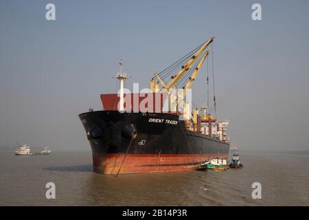 Ausländische Frachtschiffe ankerten am Fluss Poshur nahe dem Mongla Sea Port an. Bagerhat, Bangladesch Stockfoto