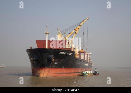 Ausländische Frachtschiffe ankerten am Fluss Poshur nahe dem Mongla Sea Port an. Bagerhat, Bangladesch Stockfoto