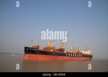 Ausländische Frachtschiffe ankerten am Fluss Poshur nahe dem Mongla Sea Port an. Bagerhat, Bangladesch Stockfoto