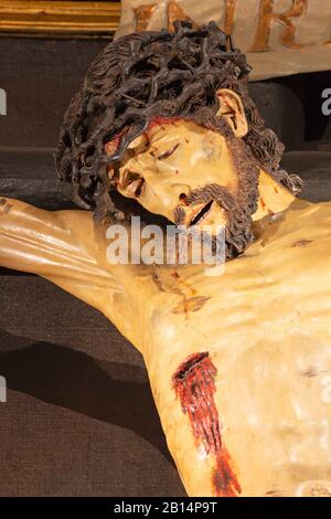 ZARAGOZA, Spanien - 2. MÄRZ 2018: Detail der Statue der Kreuzigung in der Kirche in der Kirche Iglesia de la Exaltación de la Santa Cruz. Stockfoto