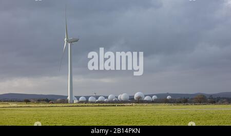 Windturbine und die Golfbälle von RAF Menwith Hill in der Nähe von Harrogate, North Yorkshire Stockfoto