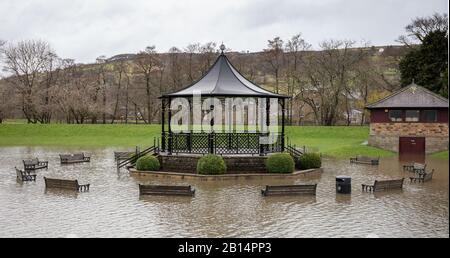 Überflutete Bandtribüne in Pateley Bridge, Nidderdale, Yorkshire, England, Großbritannien Stockfoto